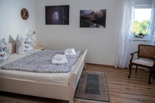 una camera da letto con un letto e asciugamani di FEWO Hafenblick a Lübbenau