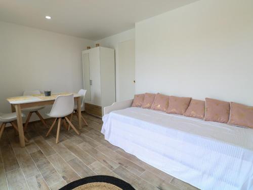 - une chambre avec un lit, une table, une table et des chaises dans l'établissement Studio cabine climatisé avec piscine et parking, accès direct à la plage - FR-1-753-17, à Saint-Cyprien