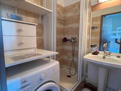 a bathroom with a washing machine and a sink at Studio cabine avec piscine, parking sécurisé et accès direct plage à Saint-Cyprien - FR-1-753-15 in Saint-Cyprien
