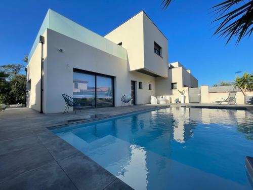 Superbe villa contemporaine avec piscine et climatisation - FR-1-776-82