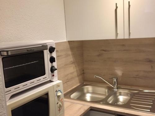 Photo de la galerie de l'établissement Appartement confortable aux pieds des pistes, balcon, accès piscine, télésiège à proximité - FR-1-267-286, à Villarembert