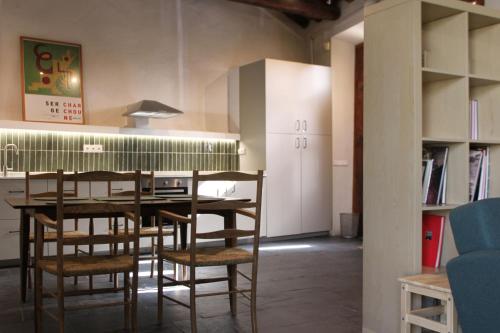 uma cozinha com mesa e cadeiras num quarto em La Real Urueña em Urueña