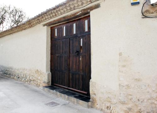 una puerta de madera en el lateral de un edificio en La Real Urueña, en Urueña