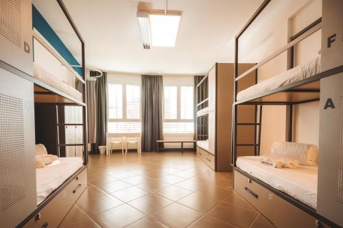 Una cama o camas en una habitación de Lecco Hostel & Rooms