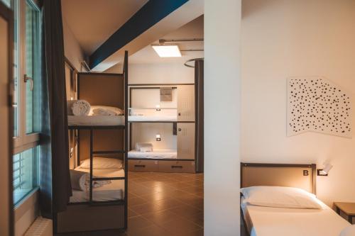 Una cama o camas en una habitación de Lecco Hostel & Rooms