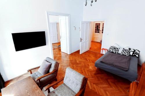 un soggiorno con letto, tavolo e sedie di Großes, Helles Vintage Apartment mit Parkplatz a Innsbruck