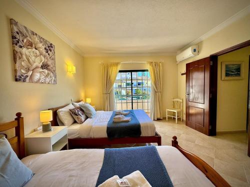 Giường trong phòng chung tại Albufeira Summer Villa 1 With Pool by Homing