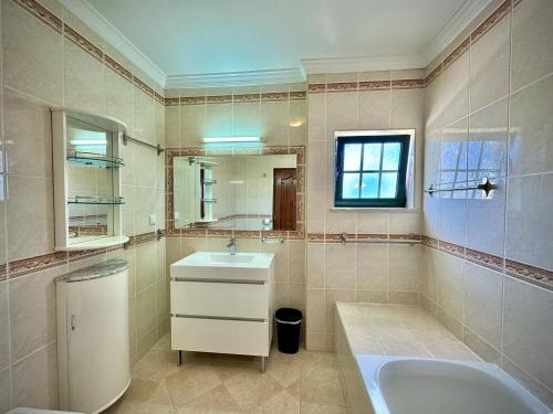 Phòng tắm tại Albufeira Summer Villa 1 With Pool by Homing