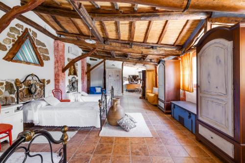 um quarto com uma cama e uma mesa num quarto em Villa Orgoai em Orgosolo