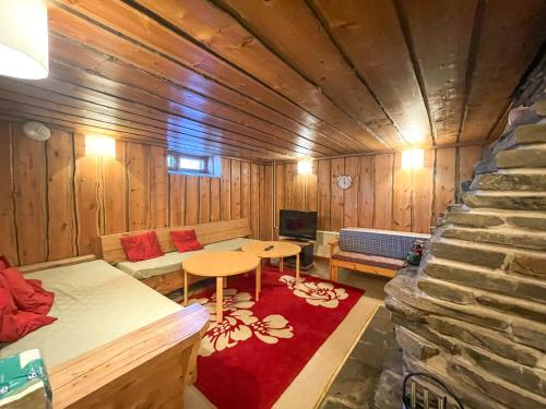 ein Wohnzimmer mit einem Sofa und einem Tisch in der Unterkunft Sova Guesthouse in Sodankylä
