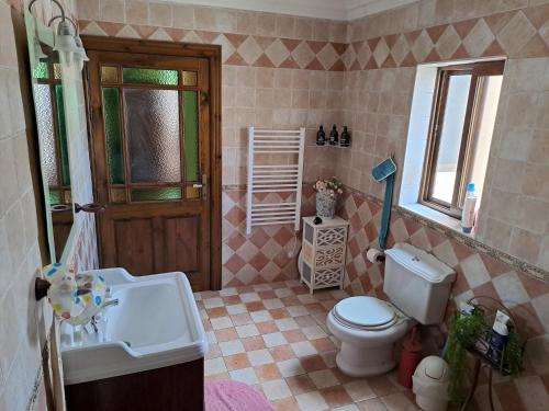 bagno con servizi igienici e lavandino di Traditional Maltese House in Birgu 