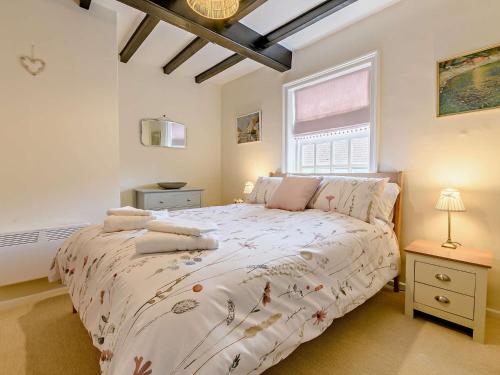 een slaapkamer met een groot bed en een raam bij 1 Bed in Helperby 92188 in Brafferton