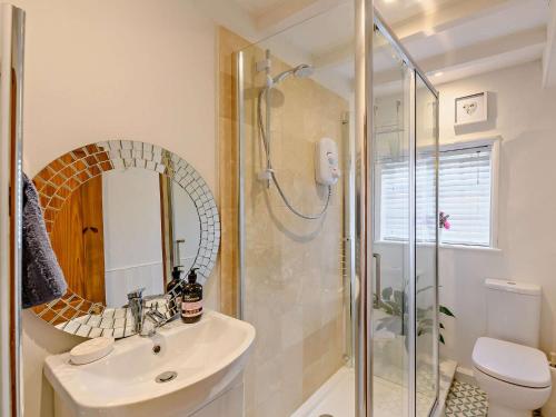 een badkamer met een wastafel en een douche bij 1 Bed in Helperby 92188 in Brafferton