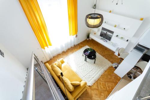 - un salon avec un canapé et une table dans l'établissement Bright Design Riverside Studio by NW, à Budapest