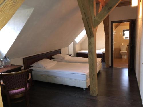 Un pat sau paturi într-o cameră la Folwark Polski
