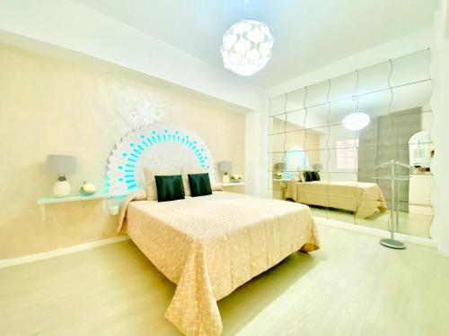 1 dormitorio con 1 cama grande y espejo en Wave Properties JM16 Beach, en Las Palmas de Gran Canaria