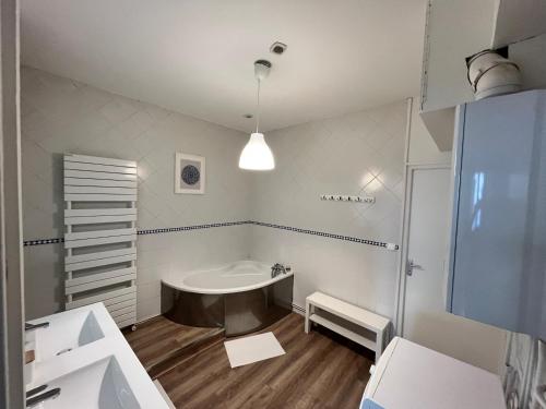 bagno con vasca e lavandino di Cosy Center Av Des États-Unis a Clermont-Ferrand