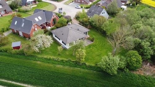 an overhead view of a house on a green lawn at Ferienhuus Wietkieker in Nordstrand