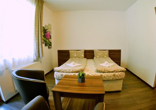 Kleines Zimmer mit einem Bett und einem Tisch in der Unterkunft РИБАРНИКЪ in Brŭshlyan