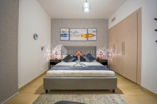 a bedroom with a bed with a lamp on it at Cozy 1 Bedroom Home In Yas Island in Abu Dhabi