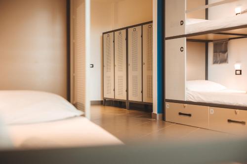 Una cama o camas en una habitación de Lecco Hostel & Rooms