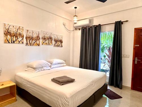 una camera con letto e finestra di Thoddoo Island Life a Thoddoo