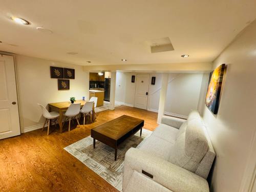 sala de estar con sofá y mesa en Cozy Haven: Modern 2-Bedroom Retreat en Brampton