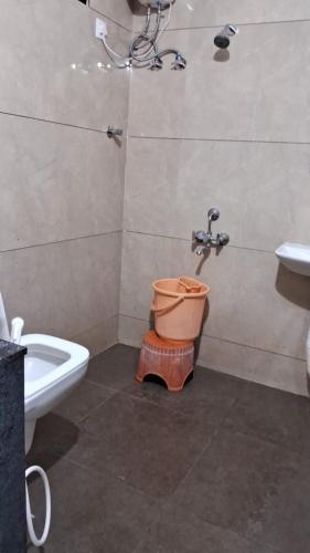 uma casa de banho com um WC e um lavatório em 7HILLSHOMESTAY em Tirupati