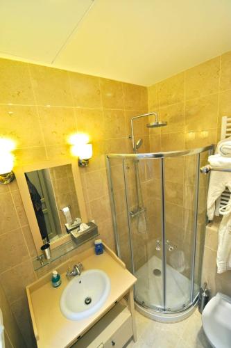 une salle de bain avec douche et lavabo dans l'établissement A Gem at Notre Dame, à Paris
