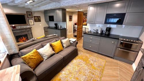 un salon avec un canapé et une cuisine dans l'établissement Serenity, Meditation at Notre Dame, à Paris