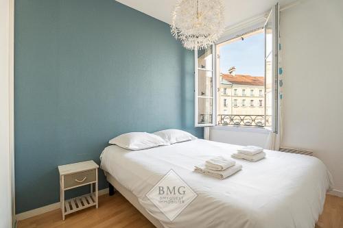 1 dormitorio con cama blanca y ventana en Toscane II BMYGUEST en Serris