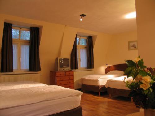 Tempat tidur dalam kamar di De Arcense Herberg
