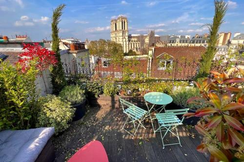 Rooftop Triplex with AC - Garden at Notre Dame
