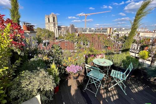 Rooftop Triplex with AC - Garden at Notre Dame