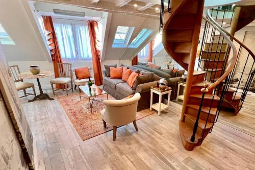 Rooftop Triplex with AC - Garden at Notre Dame
