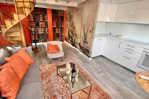 un salon avec un canapé et une table dans l'établissement Rooftop Triplex with Garden at Notre Dame, à Paris