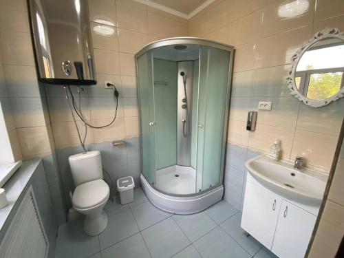 La salle de bains est pourvue d'une douche, de toilettes et d'un lavabo. dans l'établissement California, 