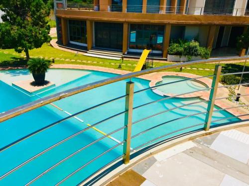 una piscina vacía con barandilla metálica en T3c Gardens, en Lusaka