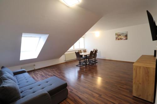- un salon avec un canapé et une table dans l'établissement Cityhit Treasure Home 1020, à Vienne