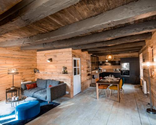 un salon avec un canapé et une table dans l'établissement Gîte bien être et écologique La Correspondance, à Saint-Congard