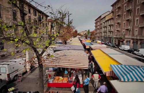 a busy city street with a market with many vendors at Monolocale Comodo alla Metro in Turin