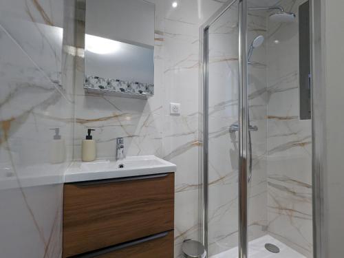 W łazience znajduje się umywalka i prysznic. w obiekcie Gîte Épieds-en-Beauce, 3 pièces, 4 personnes - FR-1-590-424 w mieście Épieds-en-Beauce