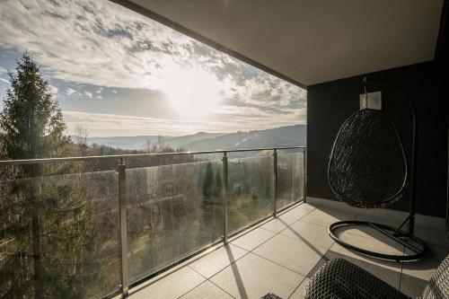 een balkon met uitzicht op de bergen bij Apartview Bukowa II by Rent like home in Wisła