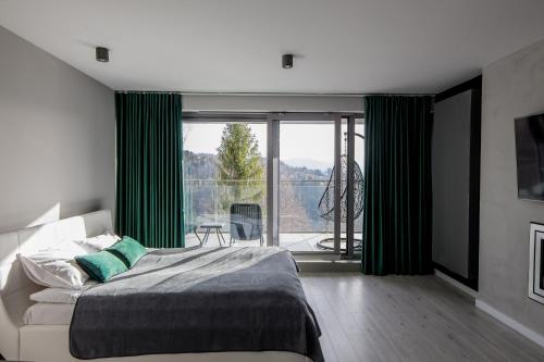 1 dormitorio con cama y ventana grande en Apartview Bukowa II by Rent like home, en Wisła