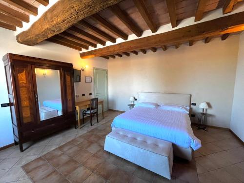 ein Schlafzimmer mit einem Bett und einem großen Spiegel in der Unterkunft Agriturismo San Giuseppe in Gattatico