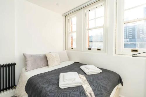 3 x Bedroom Riverside Flat with HOT TUB on Roof Terraceにあるベッド