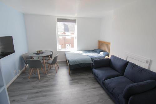 a living room with a couch and a table at Spacious 1 Bedroom Central Flat in Leamington Spa