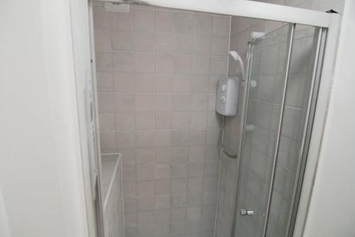 a shower in a bathroom with a glass shower backdoor at Beautiful 1 Bedroom Central Flat in Leamington Spa