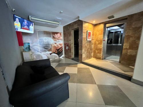 a living room with a couch and a large mirror at Hotel Confianza I in Corrientes