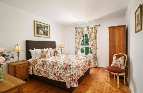 um quarto com uma cama e uma janela em Old Stable Mews Castle Leslie em Glaslough